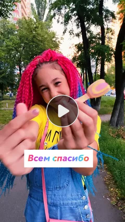 Прекрасная девушка с улыбкой сияющей ярче самой звезды на стеклянной небесной пены